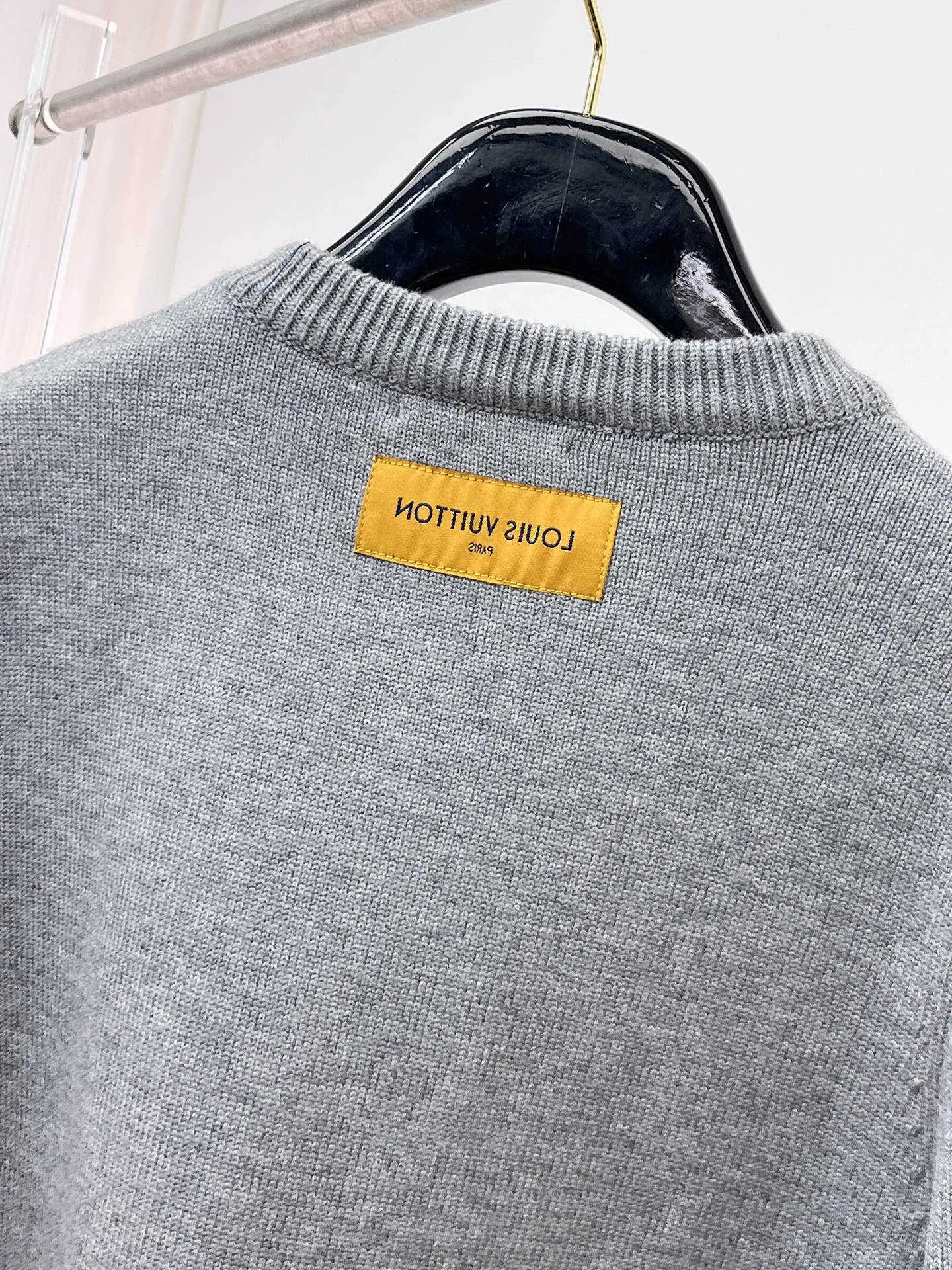 🅿️440 LV 2025ss new wool blended round neck long sleeve sweater cardigan bottoming shirt, high-end version! The custom-made fabrics at the counter are highly breathable and comfortable, with impeccable details and brand element design concepts, reflecting high quality. It feels delicate and soft! It presents a casual cut and the upper body shape is great! 🐉Code size: M-3XL